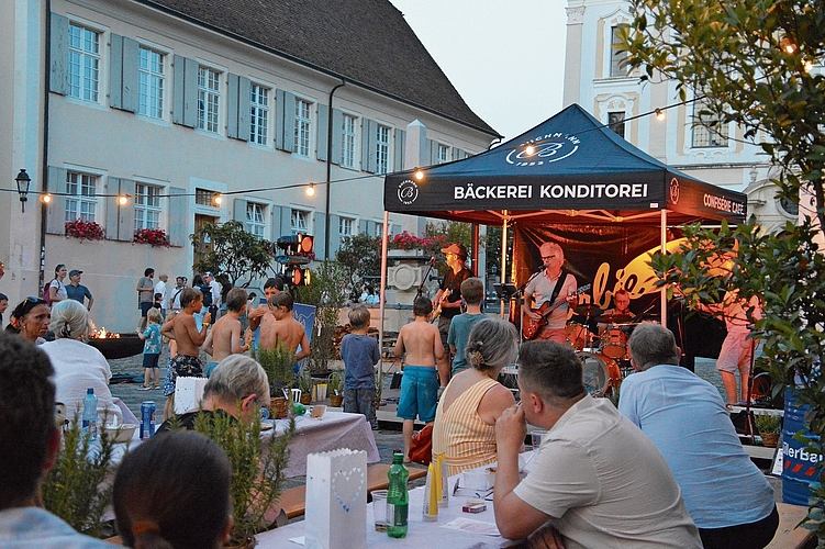 Stand im Zentrum des Abends: die Bühne, auf der die regionale CoverbandBarbie Q für die musikalische Unterhaltung sorgte. Foto: Désirée Bellwald