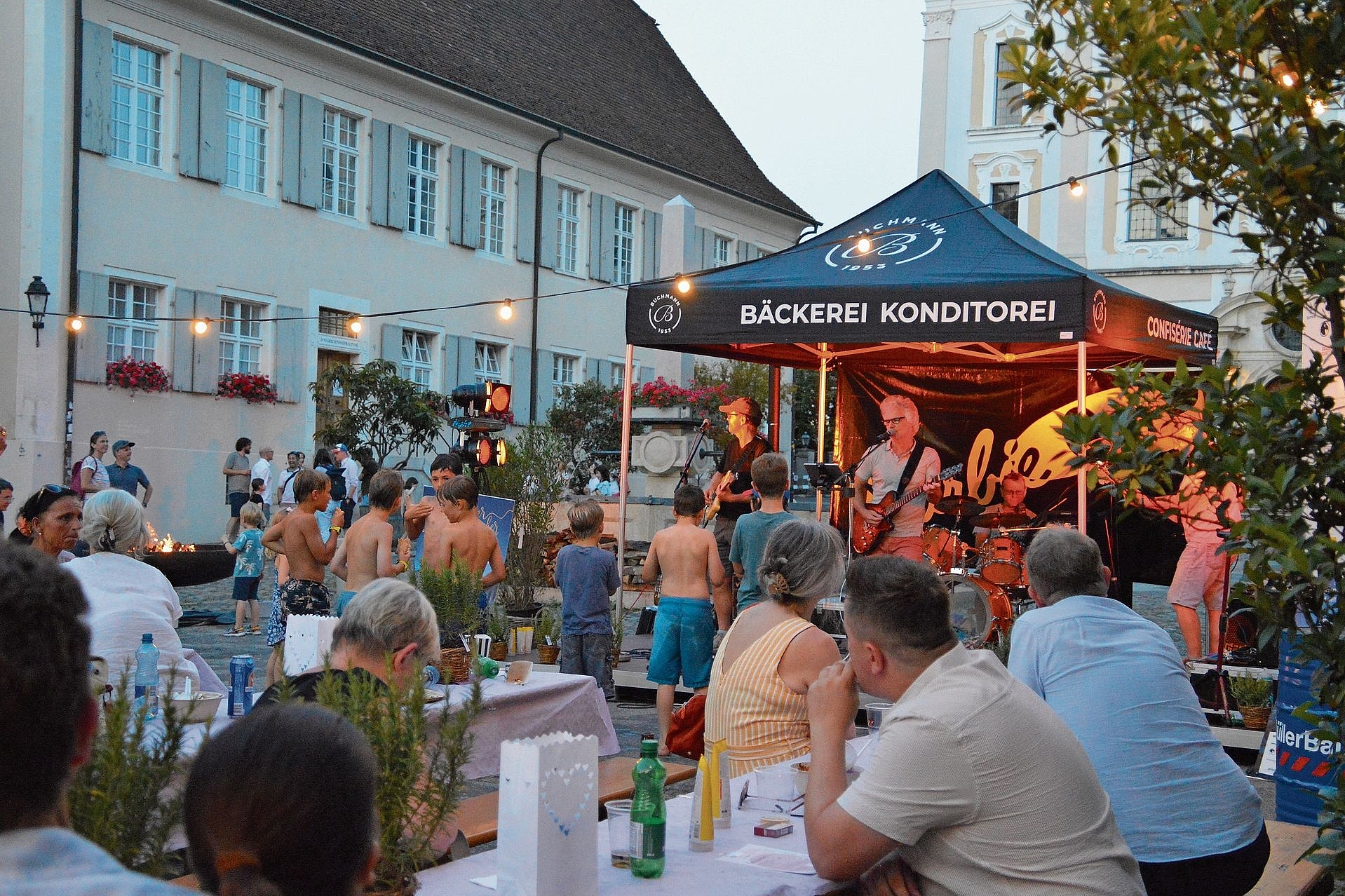 Stand im Zentrum des Abends: die Bühne, auf der die regionale CoverbandBarbie Q für die musikalische Unterhaltung sorgte. Foto: Désirée Bellwald