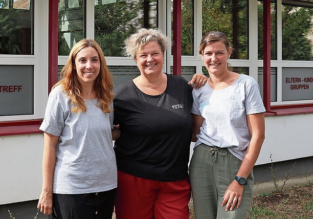 Ziehen an einem Strang: Die langjährige Leiterin Valerie Lauper (in der Mitte) umgeben von Nadine Bron (links) und Jasmine Gutzwiller (rechts), die das Brüggli ab Januar führen werden. Fotos: Florin Bürgler
