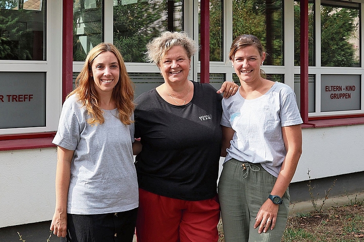 Ziehen an einem Strang: Die langjährige Leiterin Valerie Lauper (in der Mitte) umgeben von Nadine Bron (links) und Jasmine Gutzwiller (rechts), die das Brüggli ab Januar führen werden. Fotos: Florin Bürgler Ziehen an einem Strang: Die langjährige Leiterin Valerie Lauper (in der Mitte) umgeben von Nadine Bron (links) und Jasmine Gutzwiller (rechts), die das Brüggli ab Januar führen werden. Fotos: Florin Bürgler
