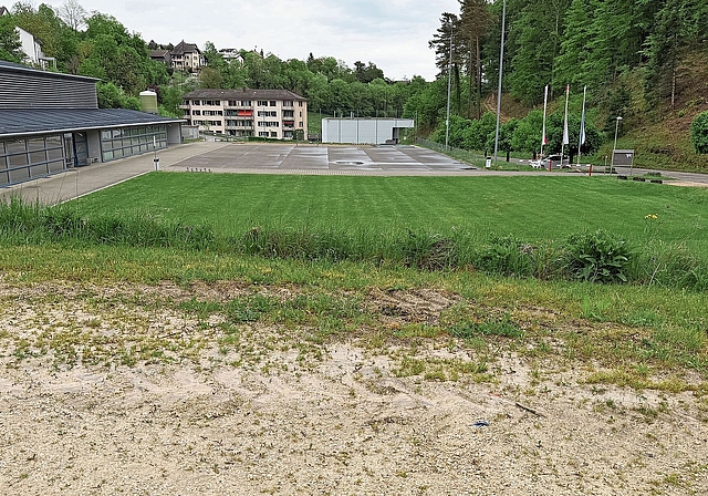 Im Boden: Der Mülibach fliesst eingedolt unter dem Mergelplatz, der Spielwiese, dem Sportplatz bis zum Feuerwehrmagazin durch die Altdeponie hindurch. Foto: Gaby Walther