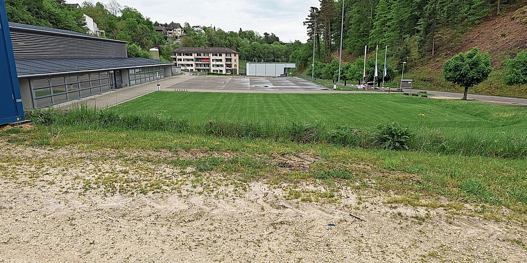 Im Boden: Der Mülibach fliesst eingedolt unter dem Mergelplatz, der Spielwiese, dem Sportplatz bis zum Feuerwehrmagazin durch die Altdeponie hindurch. Foto: Gaby Walther