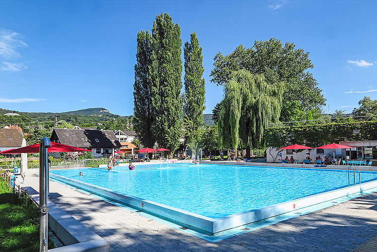 Genügend Platz: Auch in der «Glungge» Dornach lächelt der Pool und ladet zum Bade. Foto: Edmondo Savoldelli
