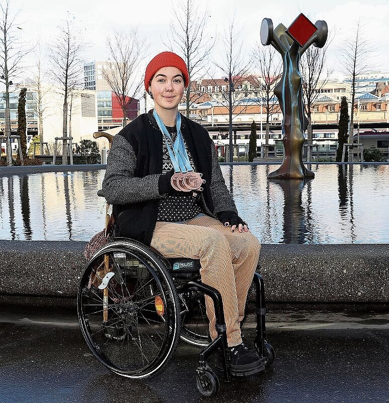 Stets positiv: Ellen Walther in der Nähe ihres Zuhauses mit ihren drei Medaillen und viel Zuversicht. Foto: eh-presse