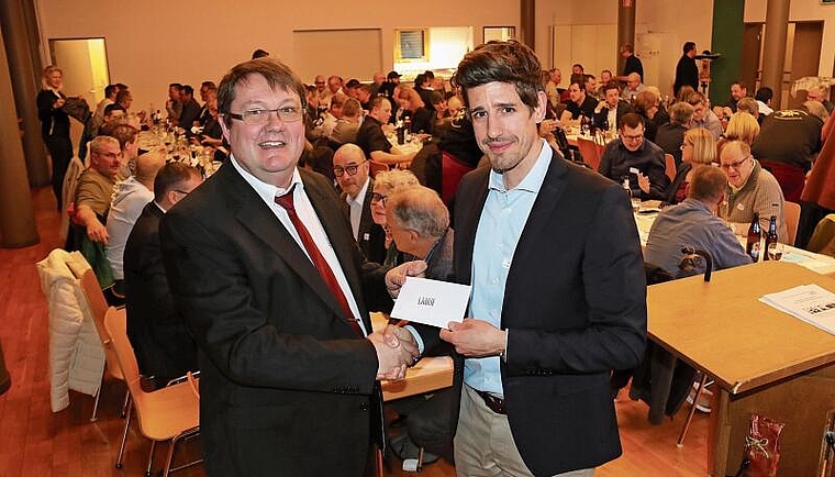 An der GV: Martin Schindelholz, OK-Präsident der AGLAT, gratuliert Marc Scherrer, Präsident Gewerbeverein KMU Laufental zu seiner Wiederwahl als Landrat mit bestem Ergebnis im Bezirk Laufen. Foto: Gaby Walther