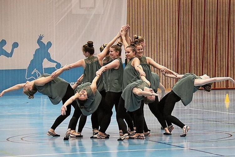 Gymnastik aktiv: Die jungen Frauen zeigen eine perfekte Formation. Fotos: Gaby Walther