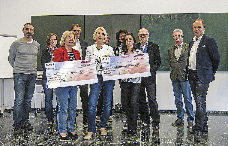 Unerwarteter Geldsegen: Gerda Massüger vom kmu Reinach (3. v. l.) und Petra Kaderli vom «Jazz Weekend» (5. v. l.) nehmen das Geschenk vom Stadtfest-OK um Präsident Roland Fischer (ganz rechts) entgegen. Foto: Caspar Reimer