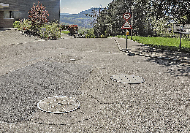 Holperpiste Schlossweg: Von der Kreuzung Dorneckstrasse bis hinunter zur Luzernerstrasse ist die Strasse stark beschädigt.  Foto: Edmondo Savoldelli