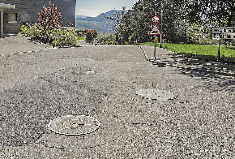 Holperpiste Schlossweg: Von der Kreuzung Dorneckstrasse bis hinunter zur Luzernerstrasse ist die Strasse stark beschädigt. Foto: Edmondo Savoldelli