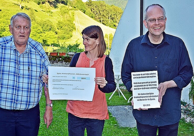 Gescheite Spende: Georg Itin (l.), letzter KPV-Präsident, übergibt den Spendencheck an Stefanie Schweinoch und Christoph Wilden von der Ökumenischen Gemeinschaft Beinwil. Foto: Roland Bürki 