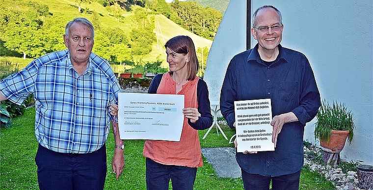 Gescheite Spende: Georg Itin (l.), letzter KPV-Präsident, übergibt den Spendencheck an Stefanie Schweinoch und Christoph Wilden von der Ökumenischen Gemeinschaft Beinwil. Foto: Roland Bürki