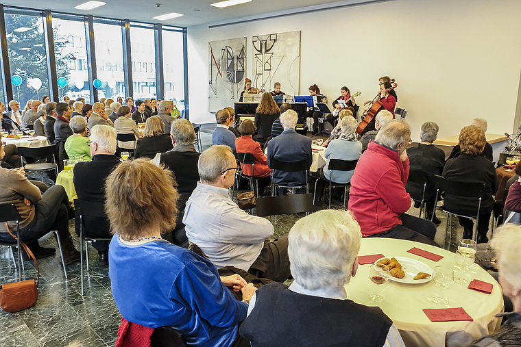Jahresauftakt: Der Gemeindesaal war einmal mehr gut besucht. Im Hintergrund das Tango-Ensemble der Musikschule