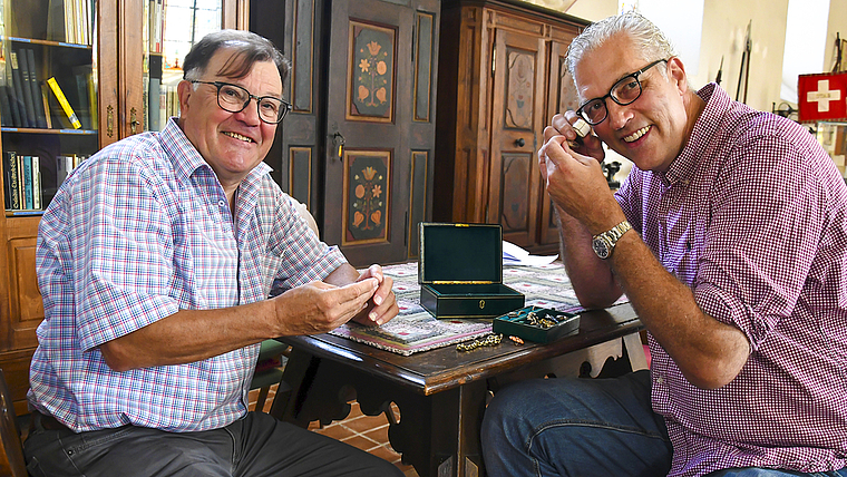 Experten am Werk: Hans Vögtli, Stiftungsratspräsident des Heimatmuseums, und Kunstexperte Philippe Gasser erwarten am Sonntag einen Grossandrang. Foto: Bea Asper