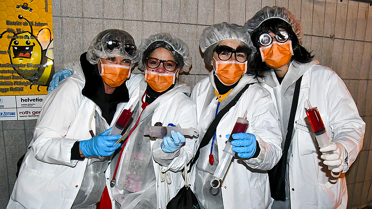 Das Coronavirus kann uns nichts anhaben: Die närrischen Pflegerinnen sorgten am Schmudo für den nötigen Schutz vor der «Pandemie». Foto: Bea Asper