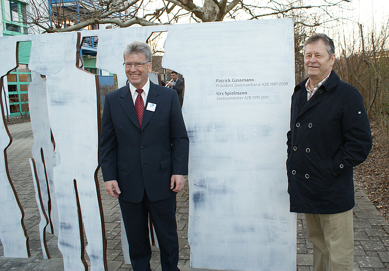 Sie haben das Geschenk: Patrick Gassmann (l.) und Urs Spielmann treten aus «ihrer» Skulptur ins Rampenlicht   Foto: Roland Bürki