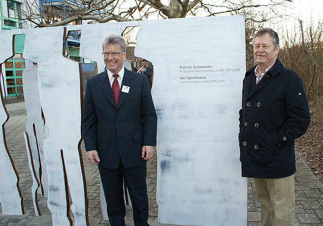 Sie haben das Geschenk: Patrick Gassmann (l.) und Urs Spielmann treten aus «ihrer» Skulptur ins Rampenlicht   Foto: Roland Bürki