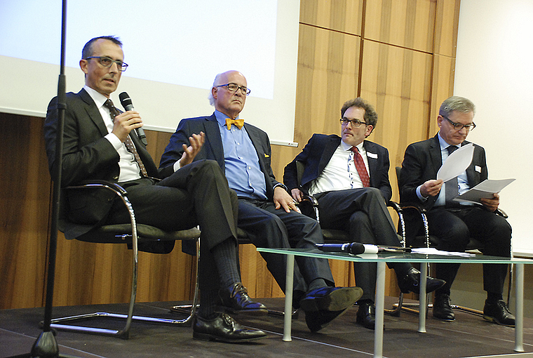 Hochkarätig besetztes Podium: Dr. Carlos Lenz, Unternehmer Klaus Endress, Prof. Dr. Rolf Weder und Moderator Dr. Melchior Buchs (v. l.).  Foto: Thomas Brunnschweiler