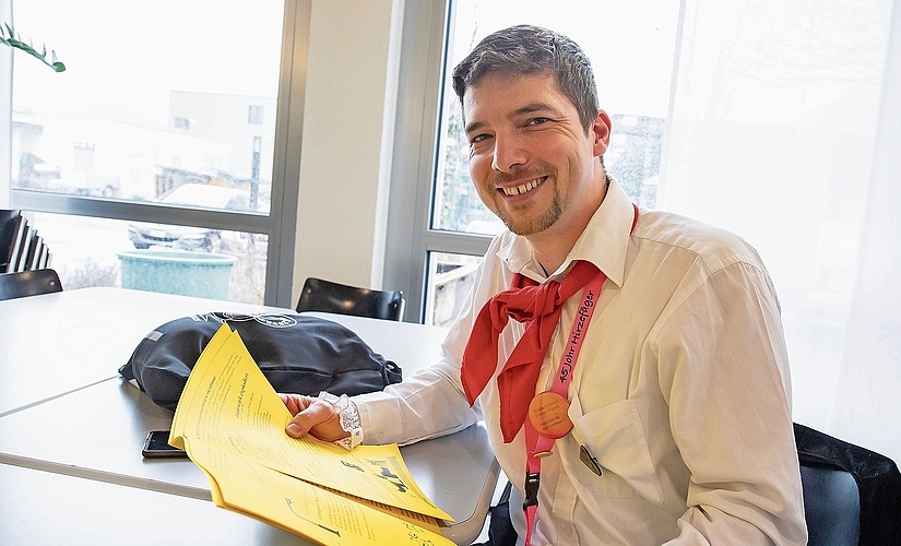 Seit 19 Jahren im Fasnachtskomitee: Claudio Spaar liest die Hirzebacher Fasnachtszeitung. Fotos: Martin Staub Seit 19 Jahren im Fasnachtskomitee: Claudio Spaar liest die Hirzebacher Fasnachtszeitung. Fotos: Martin Staub