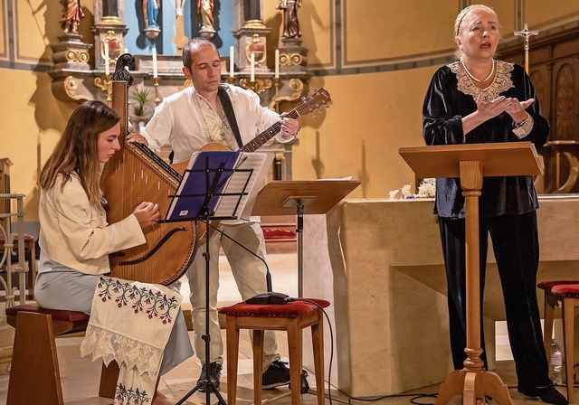 Das Ensemble: Olga Gurina mit der Bandura, Ilja Rosanov mit Gitarre und Sängerin Victoria Gurina in der Kleinlützler Kirche. Foto: Martin Staub