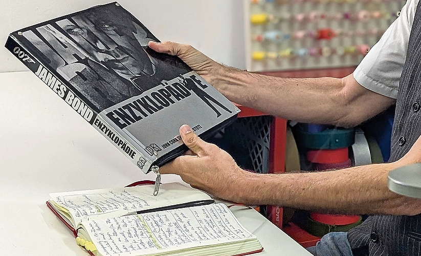 Puzzleteil 1: Die Taschenmanufaktur in Röschenz – von der James-Bond-Enzyklopädie zur Detektei-Mappe mit Geheimfach. Foto: SABINE THEILER