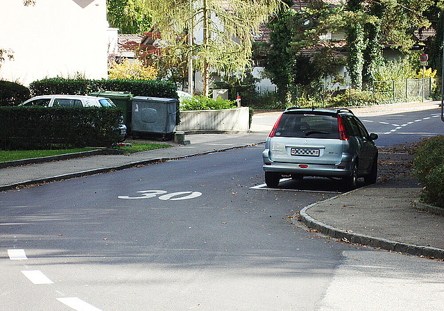 Gewöhnungsbedürftig: Unmittelbar nach der Kurve steht ein parkiertes Auto und verlangt eine Slalomfahrt. Foto: Guido Herklotz
