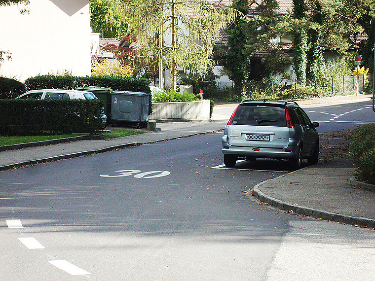 Gewöhnungsbedürftig: Unmittelbar nach der Kurve steht ein parkiertes Auto und verlangt eine Slalomfahrt. Foto: Guido Herklotz