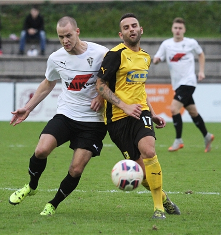 Einsatz total: Laufens Jannik Stöckli und Prattelns Alessandro D’Angelo im Kampf um den Ball. Foto: eh-press