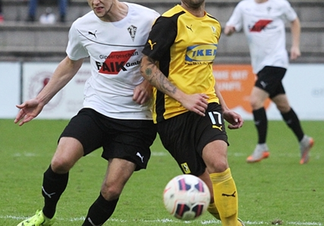 Einsatz total: Laufens Jannik Stöckli und Prattelns Alessandro D’Angelo im Kampf um den Ball. Foto: eh-press