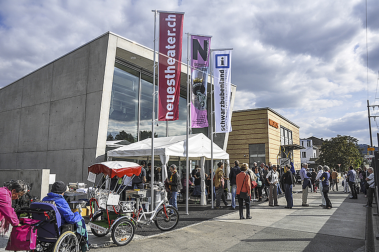 Begegnung, Kunst und Kultur: Das Eröffnungsfest des neuen Theaterhauses hat zahlreiche Interessierte angelockt. Foto: Isabelle HItz