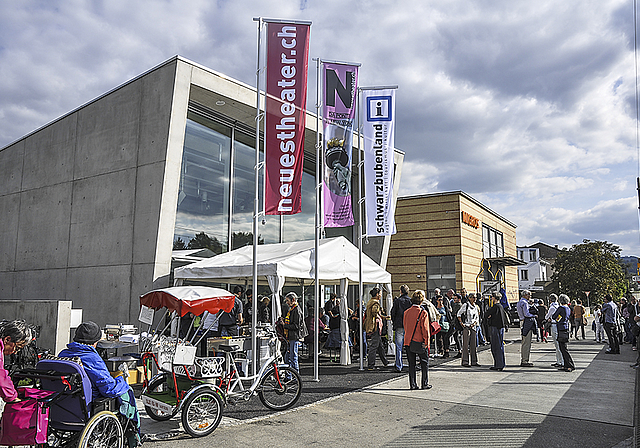 Begegnung, Kunst und Kultur: Das Eröffnungsfest des neuen Theaterhauses hat zahlreiche Interessierte angelockt. Foto: Isabelle HItz