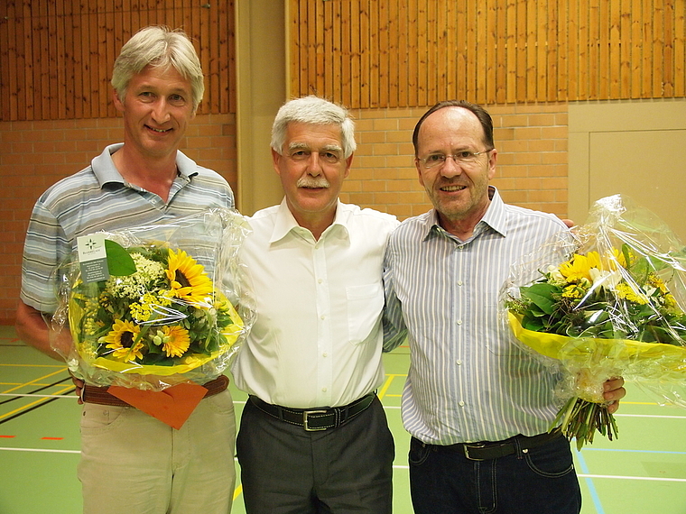 Emotionaler Abschied: Gemeinderat Bruno Theiler würdigte Schulleiter Adrian Hofer (l.) und Musikschulleiter Bernhard Stadelmann für ihr grosses Engagement. Foto: Tobias Gfeller