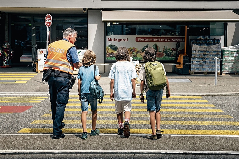 Luege, lose, laufe: Wie man sicher übers Trottoir geht, lernen Kinder von der Polizei. Foto: Andrea Tina Stalder