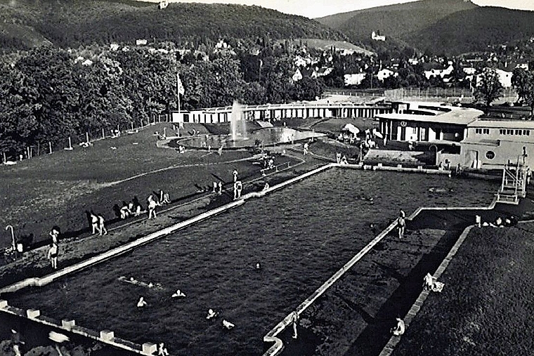 Als Ersatz für die dreckige Birs: 1953 wurde das erste Arleser Schwimmbad gebaut. Foto: zvg / Bürgergemeinde