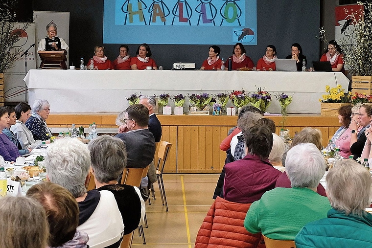 Begrüssung in Tracht: Co-Präsidentin Ida Schaffter (l). Foto: Thomas Brunnschweiler
