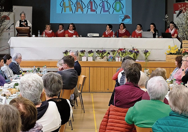 Begrüssung in Tracht: Co-Präsidentin Ida Schaffter (l). Foto: Thomas Brunnschweiler