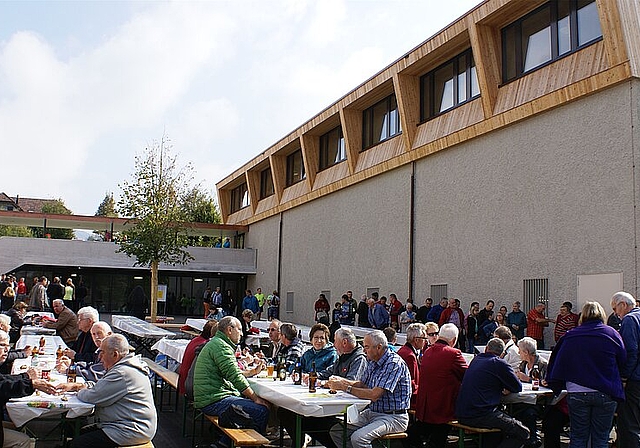 Passerelle verbindet altes und neues Schulhaus: Pausenplatz mit Festgemeinde Fotos: Jürg Jeanloz