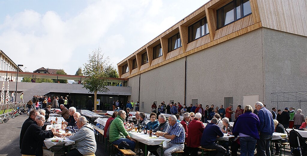 Passerelle verbindet altes und neues Schulhaus: Pausenplatz mit Festgemeinde Fotos: Jürg Jeanloz Passerelle verbindet altes und neues Schulhaus: Pausenplatz mit Festgemeinde Fotos: Jürg Jeanloz