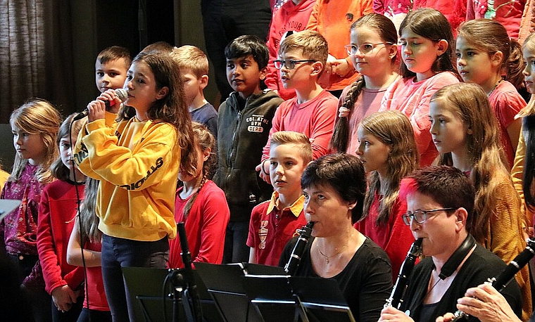 <em>Vorfreude auf Weihnachten: </em>Die Kinder des Kindergartens und der Primarschule Büsserach tragen das Musical «S’Lied vom Ängel Aurin» vor.Foto: Gaby Walther