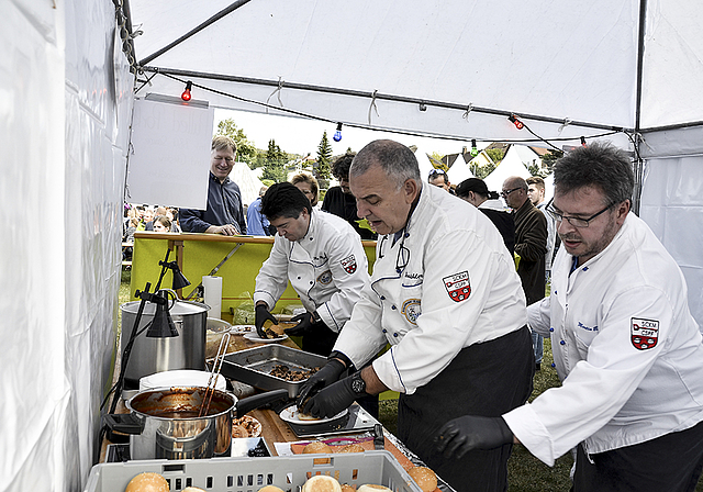 Eingespieltes Team: Mit viel Humor, Freude und Lust bereiteten die drei Köche der Zunft der Mönchsberger Kochfreunde das Pulled Pork für die Gäste zu.  Foto: Jay Altenbach