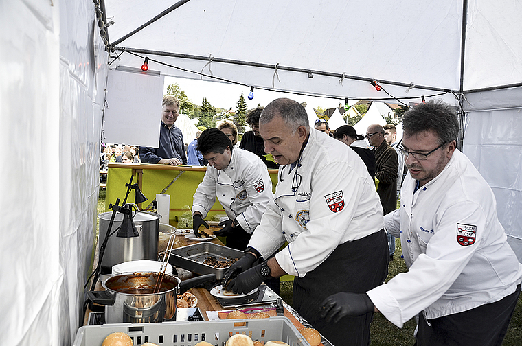 Eingespieltes Team: Mit viel Humor, Freude und Lust bereiteten die drei Köche der Zunft der Mönchsberger Kochfreunde das Pulled Pork für die Gäste zu. Foto: Jay Altenbach