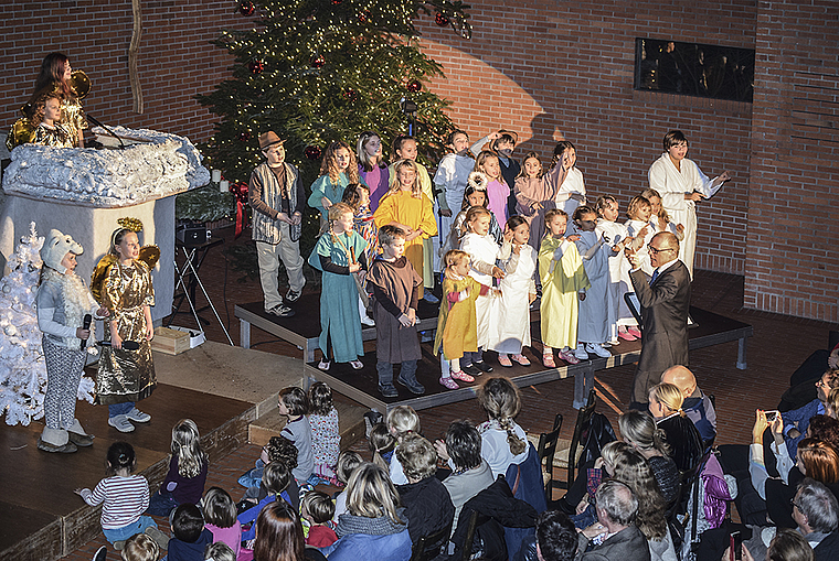 Glauben an das Gute: Die Kinderschar auf der Bühne der Mischeli-Kirche. Foto: Bea Asper