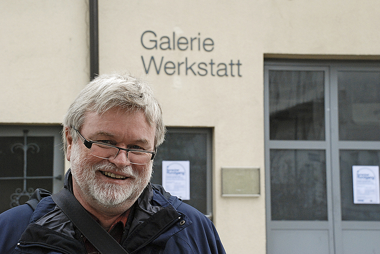Blickt zuversichtlich in die Zukunft: Heiner Leuthardt, Präsident von «Kultur in Reinach», vor der «Galerie Werkstatt». Foto: Thomas Brunnschweiler