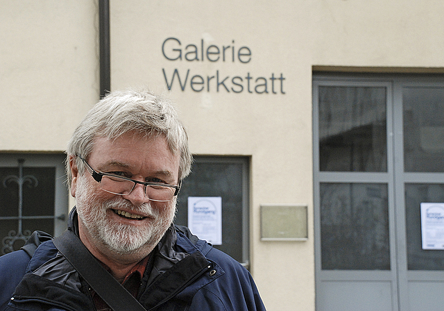 Blickt zuversichtlich in die Zukunft: Heiner Leuthardt, Präsident von «Kultur in Reinach», vor der «Galerie Werkstatt».  Foto: Thomas Brunnschweiler