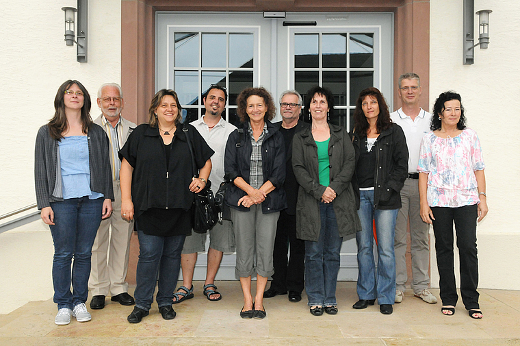 Beleben das Aescher Dorf: Das OK Kunsthandwerkermärt um Isabelle Wipf (3. v. l.) hofft auf eine erfolgreiche Première. Foto: ZVG