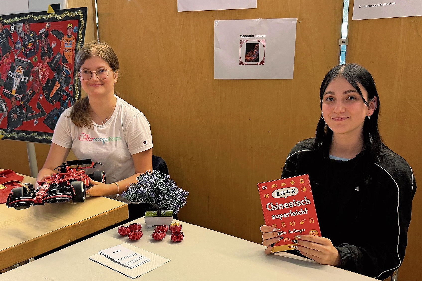 Collage und Mandarin: Georgia ist fasziniert von Formel 1 und hat dazu eine Collage erstellt. Nina möchte einmal asiatische Länder bereisen und lernt nun Mandarin. Collage und Mandarin: Georgia ist fasziniert von Formel 1 und hat dazu eine Collage erstellt. Nina möchte einmal asiatische Länder bereisen und lernt nun Mandarin.