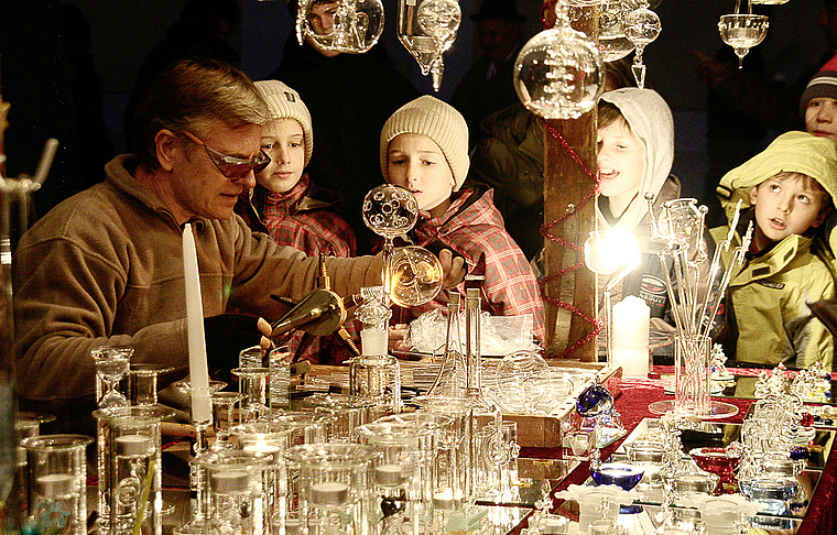 Fragiles Kunsthandwerk: Ein Glasbläser zeigt am Weihnachtsmarkt sein Können. Foto: Archiv/E.Savoldelli