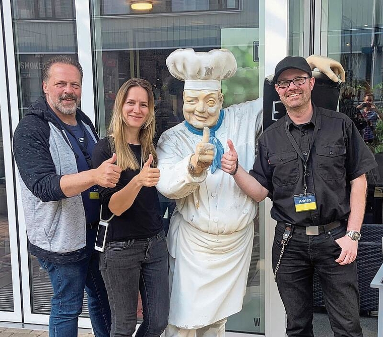 Organisatoren der Auszeit: (v.l.) Gerd Oser, Valeria Mashchenko und Adrian Billerbeck posieren vor dem Culinarium
