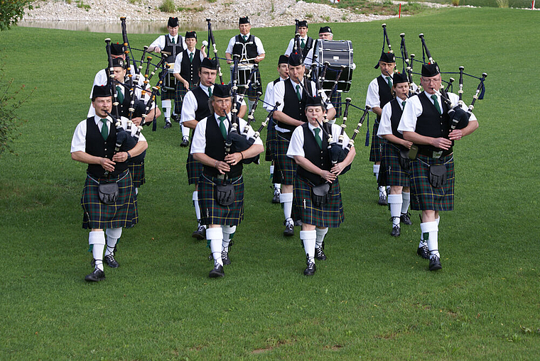 Golfplatz schmissig eingeweiht: City of Basel Caledonia Pipe Band auf dem Green. Foto: Jürg Jeanloz