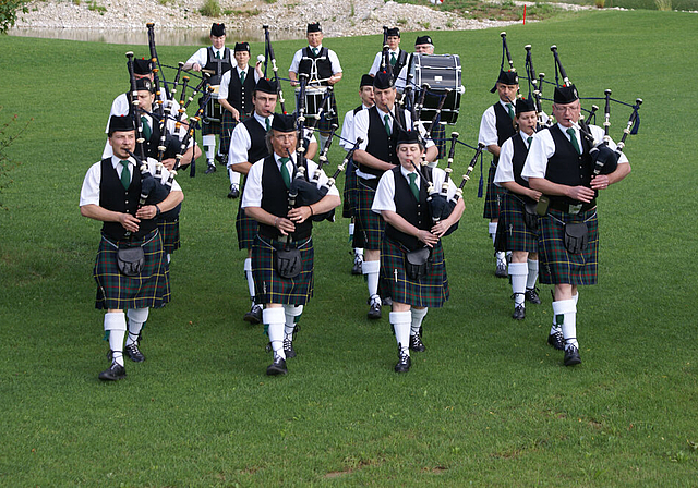 Golfplatz schmissig eingeweiht: City of Basel Caledonia Pipe Band auf dem Green.   Foto: Jürg Jeanloz