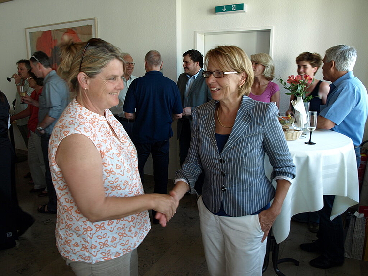 Händedruck nach geschlagener Schlacht: Silvia Büeler (links) gratuliert Marianne Hollinger am Sonntag zu ihrer Wiederwahl. Foto: Martin Merk